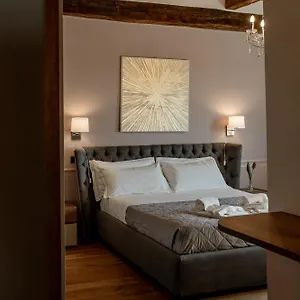 Neoclassico By Tiziana Monaldi Guest house